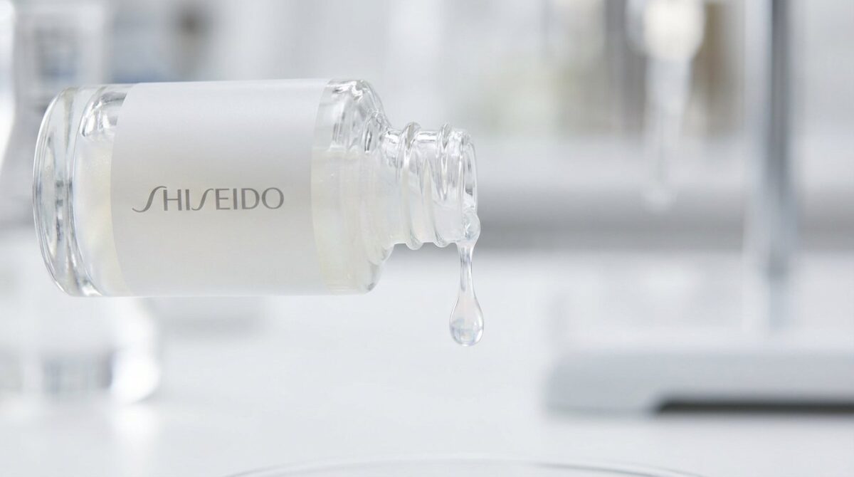 entdecken Sie das revolutionäre Shiseido Konzentrat, das tiefe Falten ab der ersten Woche sichtbar glättet und Pigmentflecken mit wissenschaftlich bewiesener Wirkung reduziert